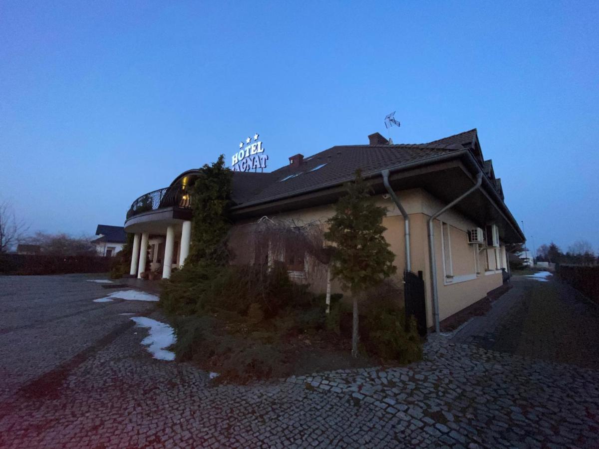 Hotel Magnat Slupca Bagian luar foto